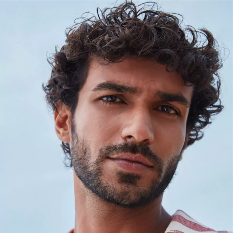 Screenshot 2026-02-18 at 13-04-06 66e3ca36edd8d90bd4ec6386_cover-1-now-5-must-try-monsoon-hairstyles-for-men-66e284c00bee8.webp (Image WEBP 1000 × 1000 pixels) – Redimensionnée (91%)