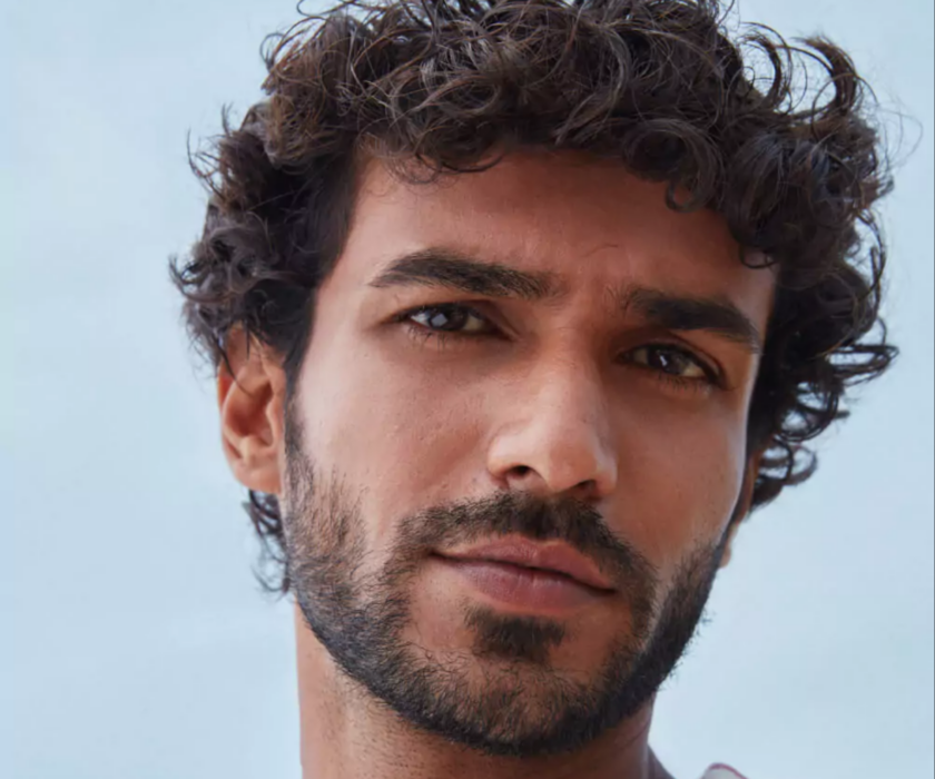 Screenshot 2026-02-18 at 13-04-06 66e3ca36edd8d90bd4ec6386_cover-1-now-5-must-try-monsoon-hairstyles-for-men-66e284c00bee8.webp (Image WEBP 1000 × 1000 pixels) – Redimensionnée (91%)