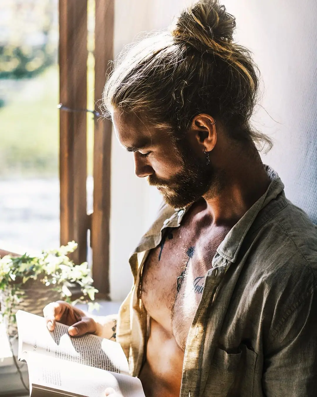 https://cdn.shopify.com/s/files/1/0162/2116/files/man_bun_9caf6a14-befa-4439-aaab-782bc3b59828.jpg?v=1752750619